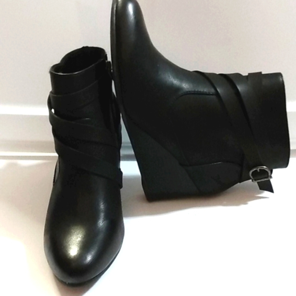 BLOWFISH MALIBU BLACK WEDGE HEEL ANKLE BOOTS SIZE 8.5 NWT